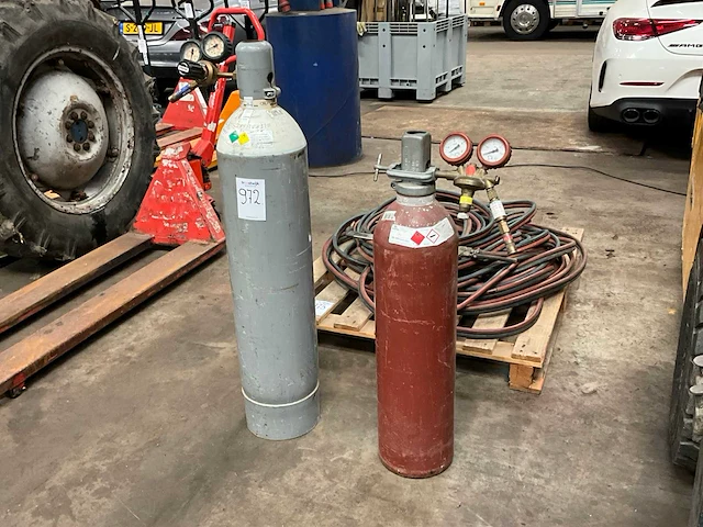 Diverse gascilinders (2x) - afbeelding 1 van  4