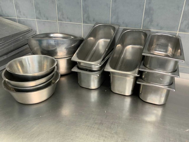 Diverse gastronormbakken en rvs patisserie kommen - afbeelding 1 van  6