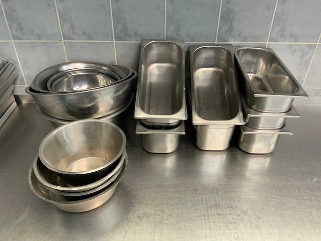 Diverse gastronormbakken en rvs patisserie kommen - afbeelding 2 van  6