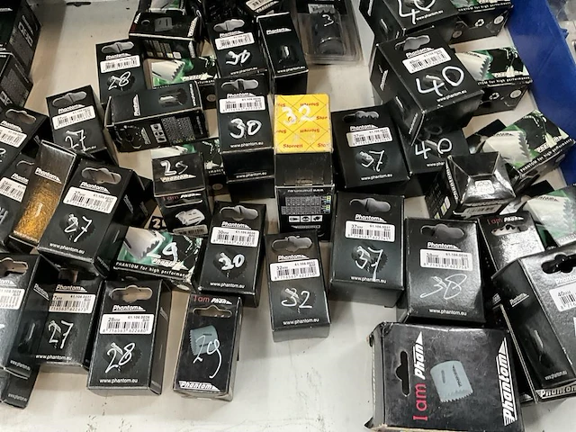 Diverse gatenboren in ladenkast - afbeelding 15 van  20