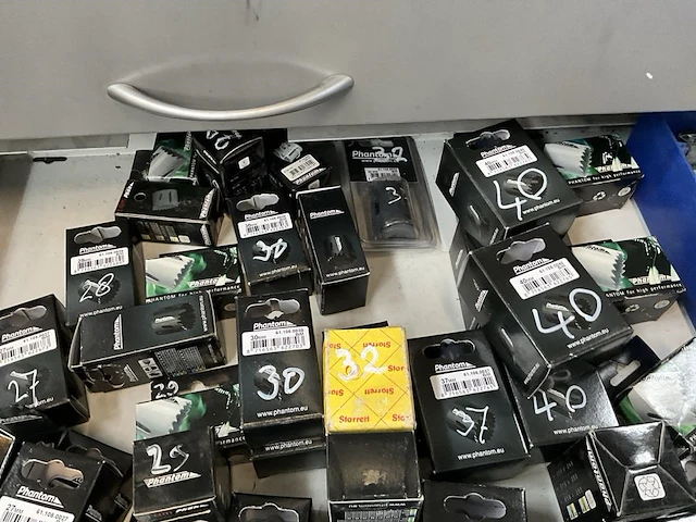 Diverse gatenboren in ladenkast - afbeelding 16 van  20