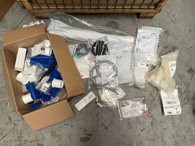 Diverse geberit installatiematerialen - afbeelding 1 van  1