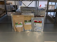 Diverse gedroogde poeders, tabletten & kruiden, o.a. vitanics, purason