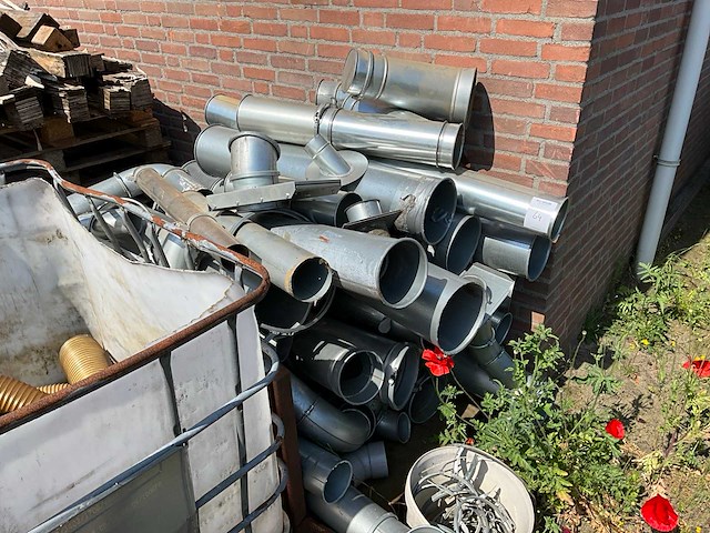 Diverse gegalvaniseerde buizen en koppelingen - afbeelding 1 van  3