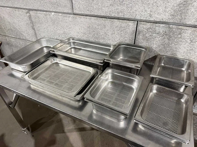 Diverse geperforeerde gastronormbakken (13x) - afbeelding 1 van  4