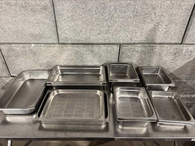 Diverse geperforeerde gastronormbakken (13x) - afbeelding 2 van  4