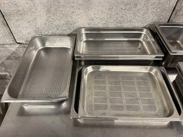 Diverse geperforeerde gastronormbakken (13x) - afbeelding 3 van  4