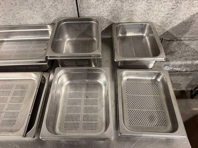 Diverse geperforeerde gastronormbakken (13x) - afbeelding 4 van  4