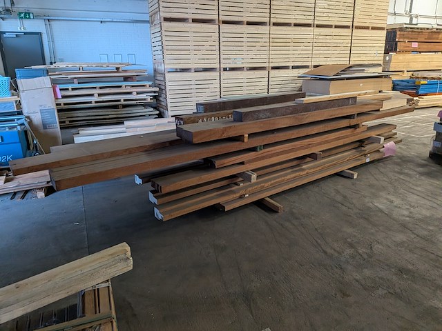 Diverse geprofileerde iroko kozijn onderdelen met massieve meranti balken - afbeelding 1 van  7