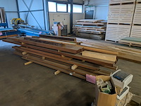 Diverse geprofileerde iroko kozijn onderdelen met massieve meranti balken - afbeelding 2 van  7