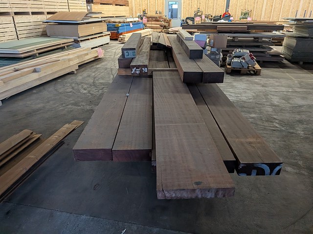 Diverse geprofileerde iroko kozijn onderdelen met massieve meranti balken - afbeelding 3 van  7