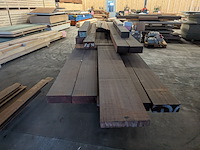 Diverse geprofileerde iroko kozijn onderdelen met massieve meranti balken - afbeelding 3 van  7