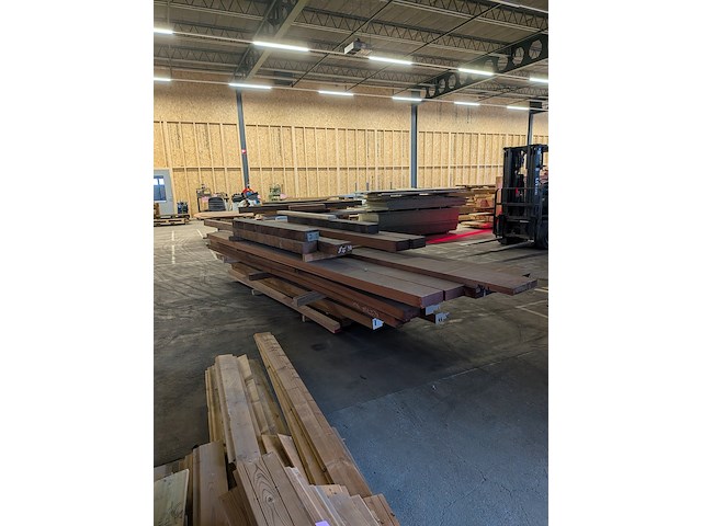 Diverse geprofileerde iroko kozijn onderdelen met massieve meranti balken - afbeelding 5 van  7