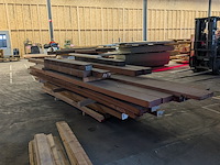 Diverse geprofileerde iroko kozijn onderdelen met massieve meranti balken - afbeelding 5 van  7