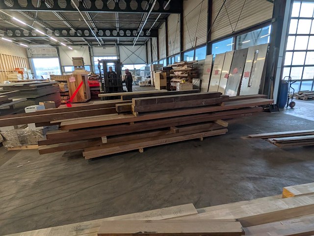 Diverse geprofileerde iroko kozijn onderdelen met massieve meranti balken - afbeelding 6 van  7