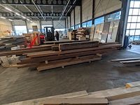 Diverse geprofileerde iroko kozijn onderdelen met massieve meranti balken - afbeelding 6 van  7