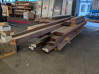 Diverse geprofileerde iroko kozijn onderdelen met massieve meranti balken - afbeelding 7 van  7