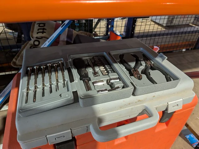 Diverse gereedschap en diversen - afbeelding 11 van  22