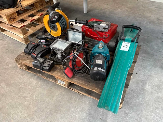 Diverse gereedschappen & aannemersmaterialen - afbeelding 1 van  8