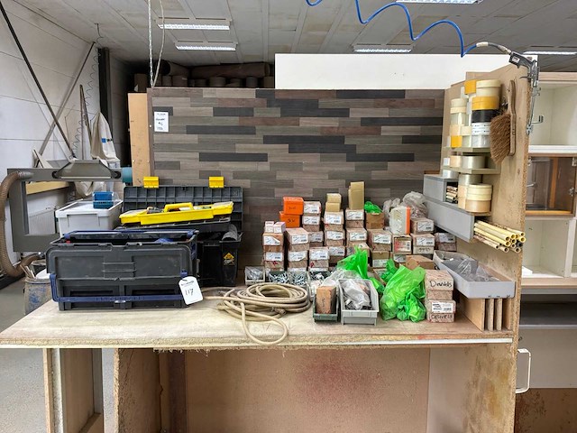 Diverse gereedschappen en bevestigingsmaterialen - afbeelding 1 van  10
