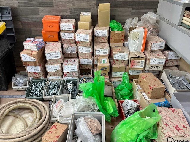 Diverse gereedschappen en bevestigingsmaterialen - afbeelding 7 van  10
