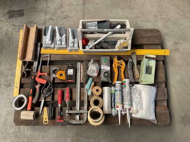 Diverse gereedschappen en onderdelen - afbeelding 1 van  3