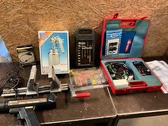 Diverse gereedschappen en testapparatuur - afbeelding 1 van  8