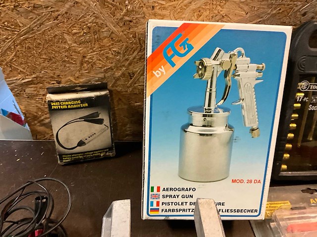 Diverse gereedschappen en testapparatuur - afbeelding 3 van  8