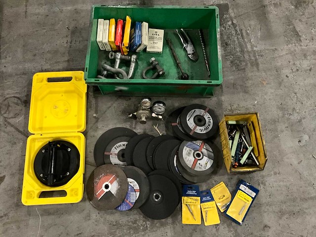 Diverse gereedschappen en toebehoren - afbeelding 1 van  6