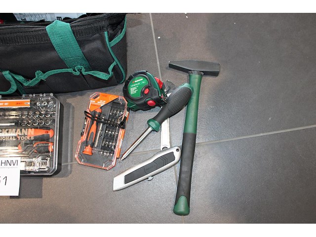 Diverse gereedschappen in en om gereedschapstas. - afbeelding 2 van  2