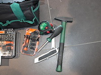 Diverse gereedschappen in en om gereedschapstas. - afbeelding 2 van  2