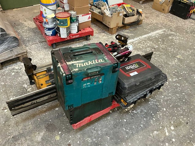 Diverse gereedschappen met roetschade - afbeelding 1 van  4