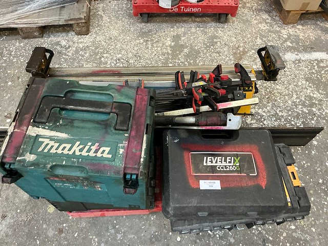 Diverse gereedschappen met roetschade - afbeelding 2 van  4