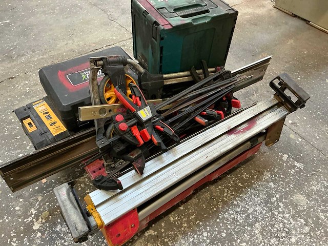 Diverse gereedschappen met roetschade - afbeelding 3 van  4