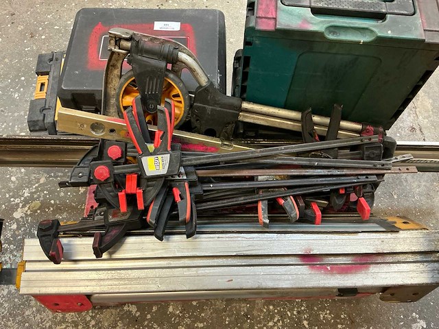 Diverse gereedschappen met roetschade - afbeelding 4 van  4