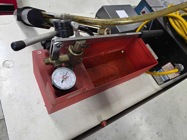 Diverse gereedschappen o.a. olieskimmer, vloeistofpers, hotrunnerkast - afbeelding 6 van  6