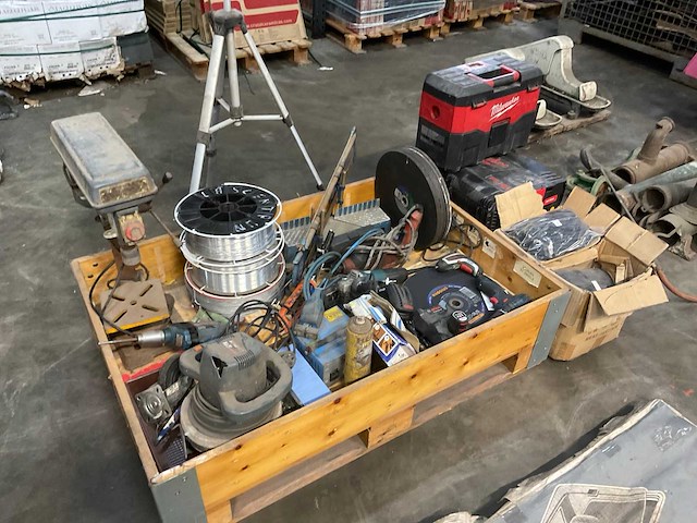 Diverse gereedschappen slijptool-lasdraad-kolomboormachine-koffers-etc - afbeelding 5 van  12