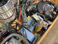 Diverse gereedschappen slijptool-lasdraad-kolomboormachine-koffers-etc - afbeelding 11 van  12