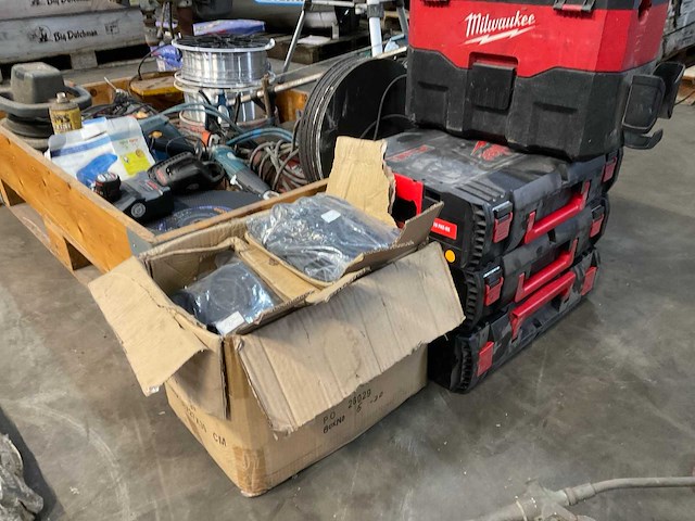 Diverse gereedschappen slijptool-lasdraad-kolomboormachine-koffers-etc - afbeelding 2 van  12