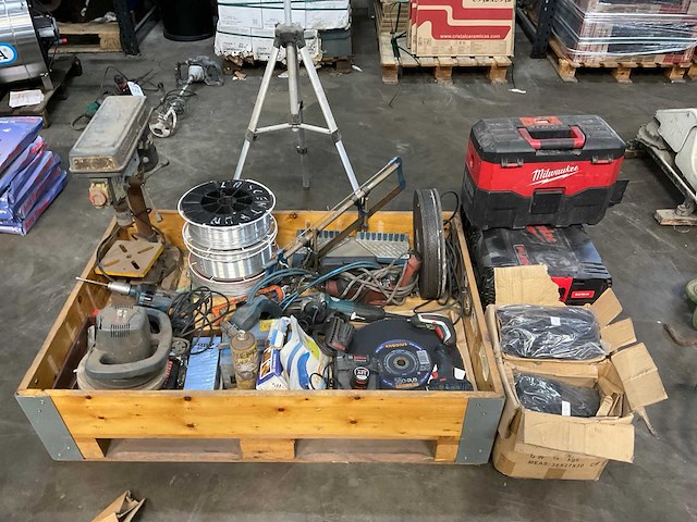 Diverse gereedschappen slijptool-lasdraad-kolomboormachine-koffers-etc - afbeelding 1 van  12