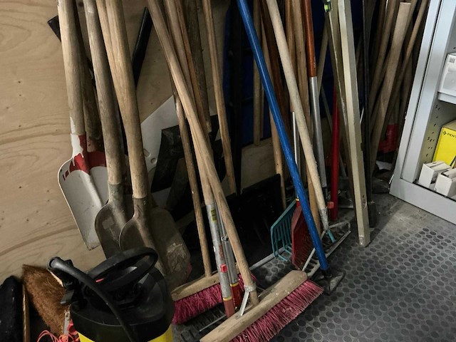 Diverse gereedschappen - afbeelding 1 van  4