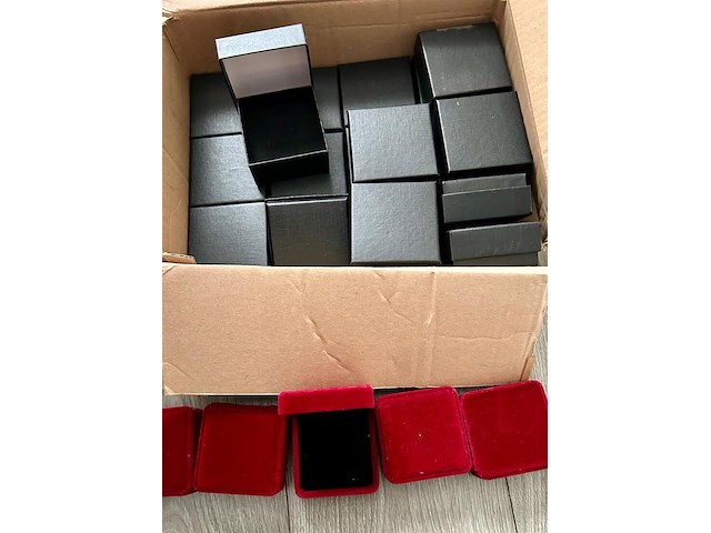 Diverse gouden en zilveren sierraden nieuw en gebruikt. - afbeelding 9 van  18