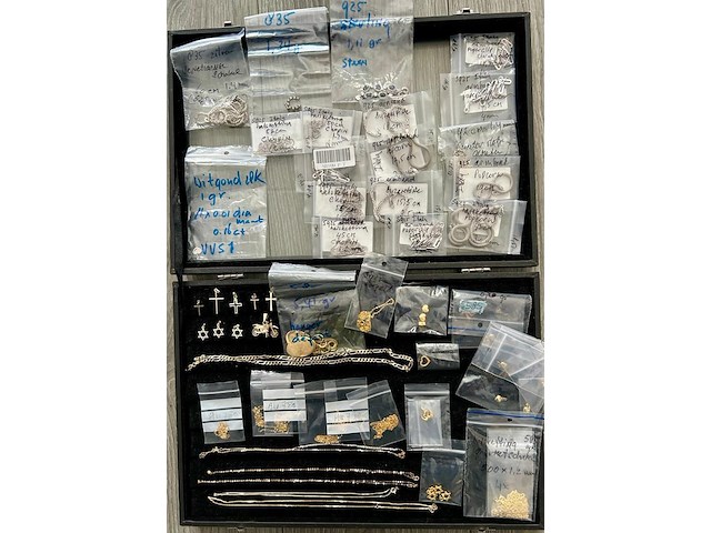 Diverse gouden en zilveren sierraden nieuw en gebruikt. - afbeelding 1 van  18