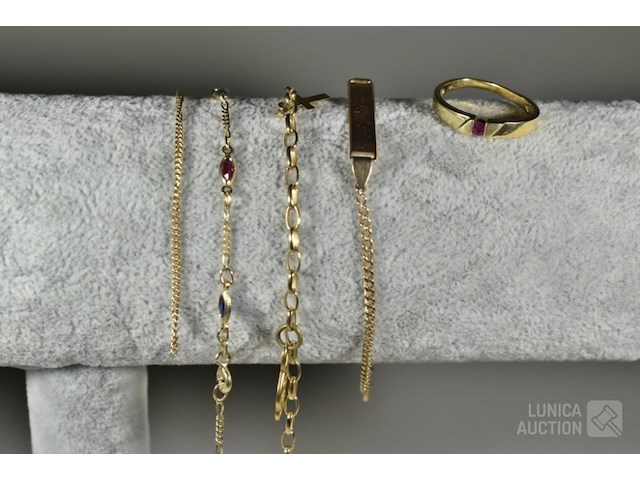 Diverse gouden sieraden - afbeelding 1 van  8