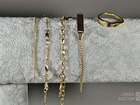 Diverse gouden sieraden