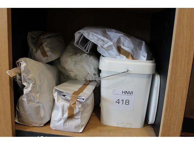 Diverse grondstoffen op schap waaronder paradijszaad, korianderpoeder en oranje schil. - afbeelding 1 van  4