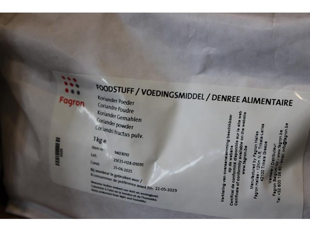 Diverse grondstoffen op schap waaronder paradijszaad, korianderpoeder en oranje schil. - afbeelding 2 van  4