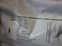 Diverse grondstoffen op schap waaronder paradijszaad, korianderpoeder en oranje schil. - afbeelding 2 van  4