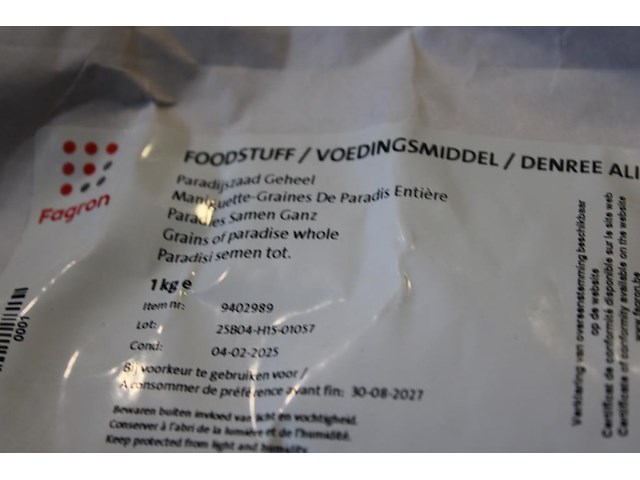 Diverse grondstoffen op schap waaronder paradijszaad, korianderpoeder en oranje schil. - afbeelding 3 van  4