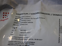 Diverse grondstoffen op schap waaronder paradijszaad, korianderpoeder en oranje schil. - afbeelding 3 van  4